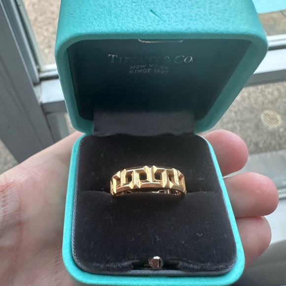 Tiffany & Co Tiffany T True Wide Ring in 18k Yellow Gold Size 7 - Picture 4 of 10